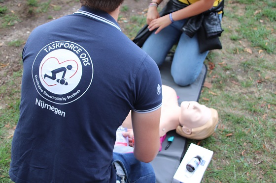 foto waarop instructeur reanimatie les geeft