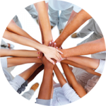bovenaanzicht van het midden van een cirkel mensen, die hun handen op elkaar leggen als symbool van samenwerking